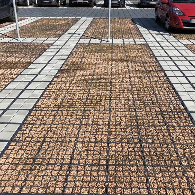 ecoraster_E50_v_kombinaci_s_bloxx.jpg